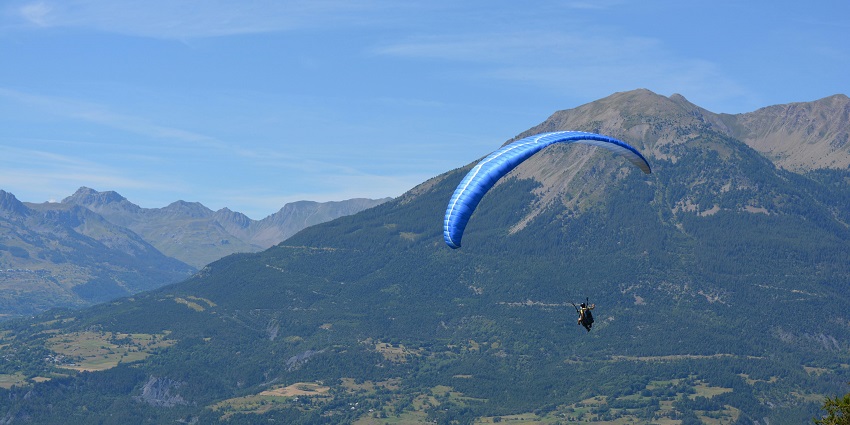 A mesmerising view of Dobhi, one of the idyllic destinations for paragliding in Manali.