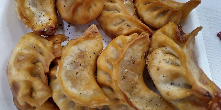 Snap of the fried mormons sprinkeld with the peppers and served with the red chill sauce