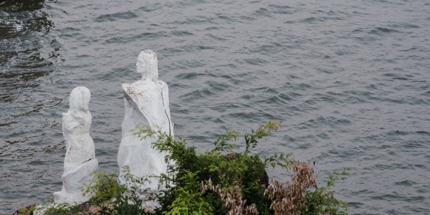 A picture of the historical Portuguese statue at Dona Paula, perched on the rocks near the ferry jetty