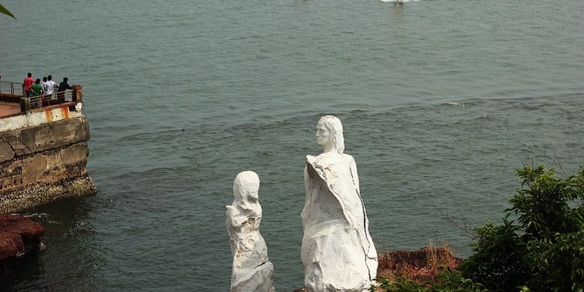 Dona Paula Beach is named after a woman who died tragically, giving a haunted vibe to it.