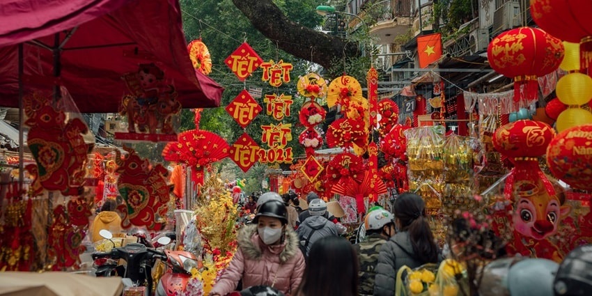 Go to Dong Khoi Street for shopping in Ho Chi Minh to explore high-end boutiques, art galleries, and souvenir shops.