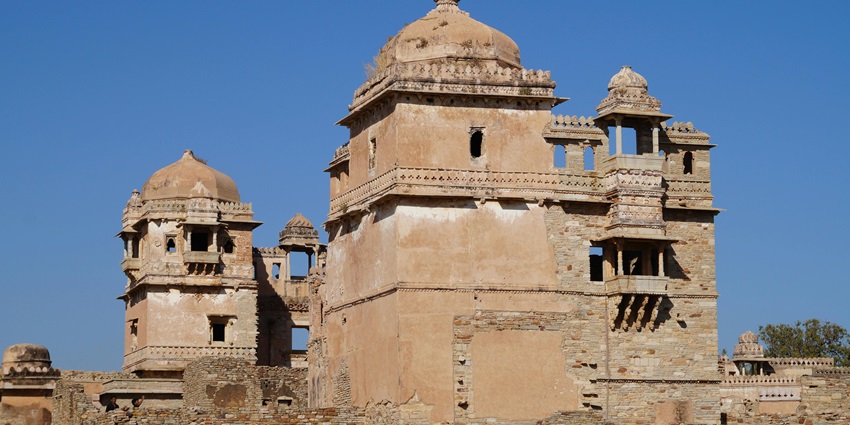 Doraha Serai is spread across an area of 168 sq.m and has imposing gateways.