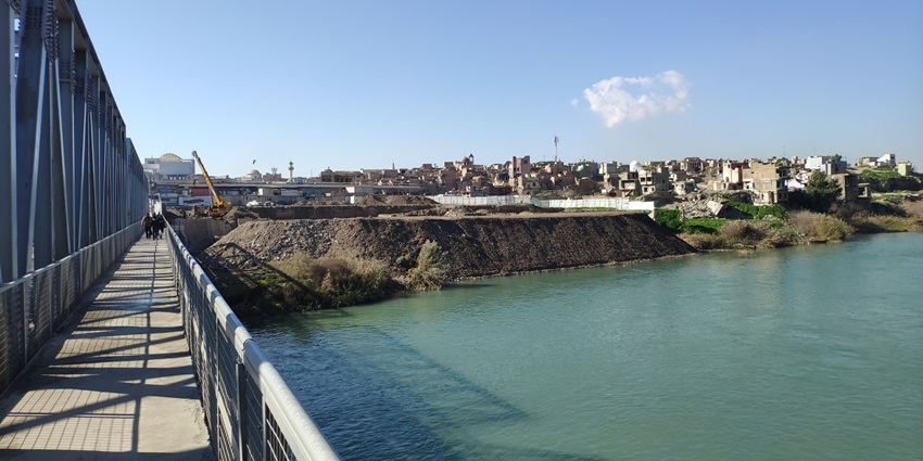A picture of a river front in Mansarovar, Jaipur offering views of the clear blue waters