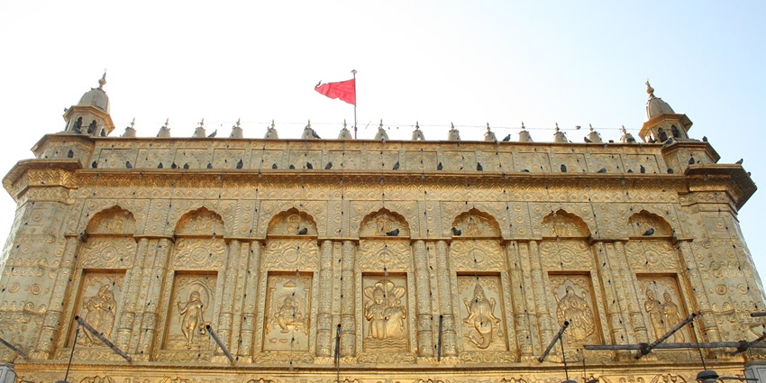 Durgiana Temple’s exquisite silver doors further add to the charm and beauty.