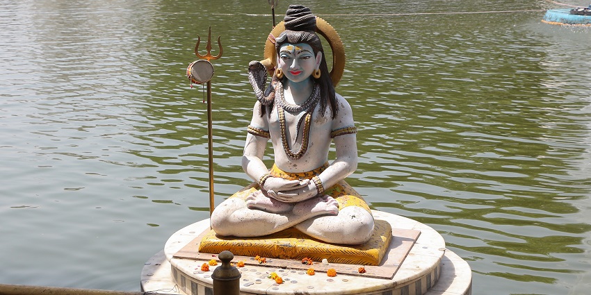 Beautiful image of the Bhagwan Shiv’s statue in the pond of Durgiana temple which is one of the historic temples in Punjab