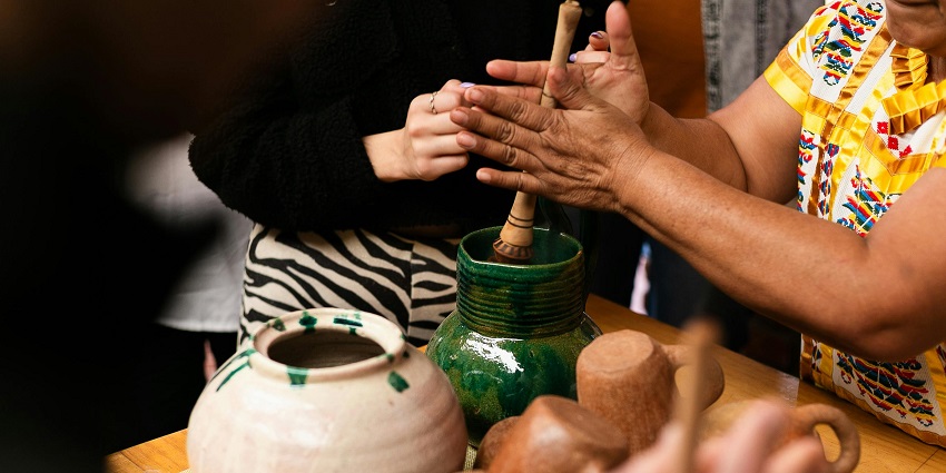 Dwarka Handicraft Emporium, a place for shopping in Dwarka for artefacts and crafts.