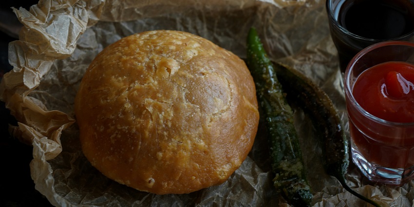 The Dwarka Snacks Hub offers a variety of crispy snacks like kachoris and pakoras