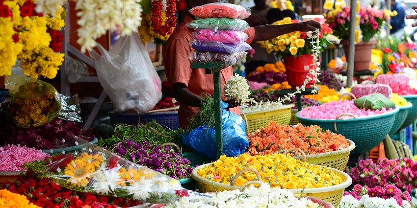 Dwarkadhish Market is one of the most amazing places for shopping in Dwarka for all.