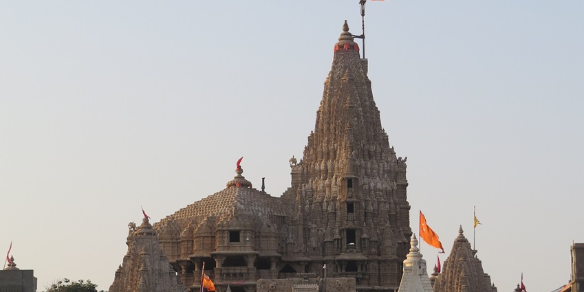 An expansive view of the ancient Dwarkadhish temple.