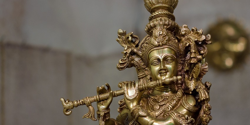 An intricately carved Lord Krishna Idol in Dwarkadhish Temple, symbolising the spiritual heritage of temples near Nathdwara.