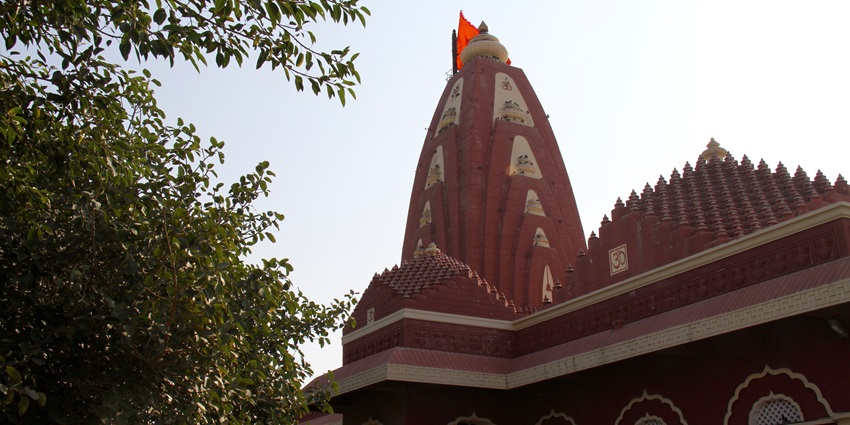 Dwarkadhish Temple is a serene place for all the pilgrims seeking religious sojourn.