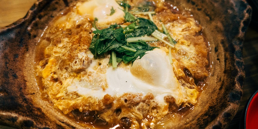 Egg Ghotala dish, served with buttered pav, is the best non-veg street food in Rajkot.