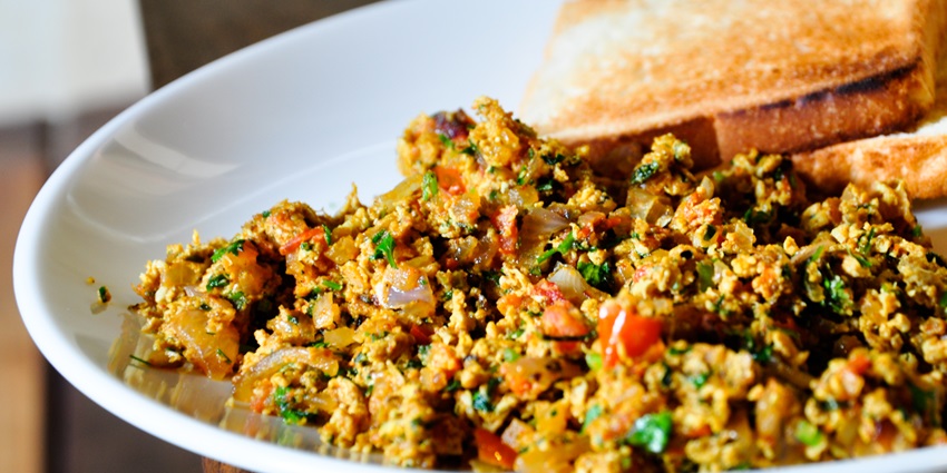 Egg bhurji at New Delhi Railway Station satisfies the cravings of innumerable travellers.