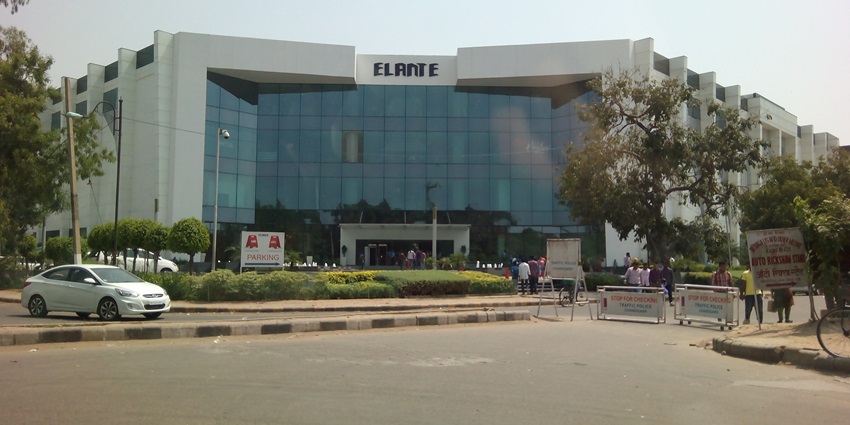 An image of the Elante Mall, one of the lively places in Chandigarh city for shopping.