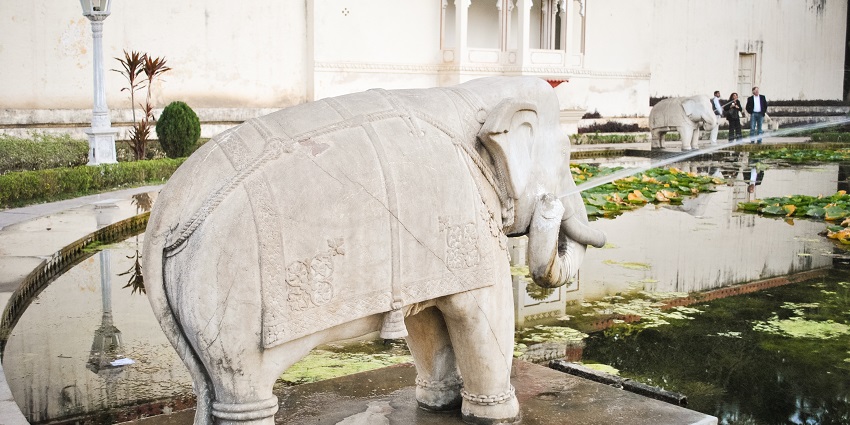 Rajiv Gandhi Park in Udaipur, a lovely spot surrounded by greenery, ideal for relaxation.