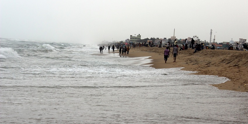 Elliot's offers various water activities like swimming and sunbathing for sea enthusiasts.
