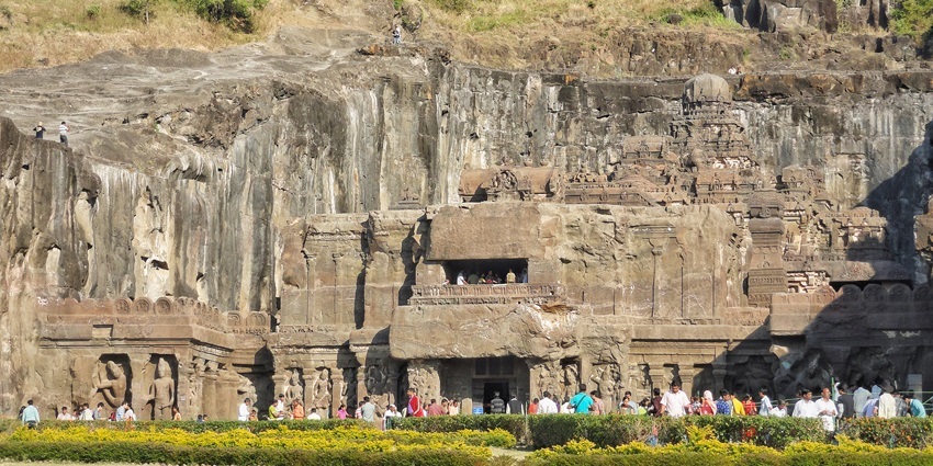Image of entrance of Ellora caves campus, depicting the overall beauty of the Ellora site along with its popularity by the number of tourist