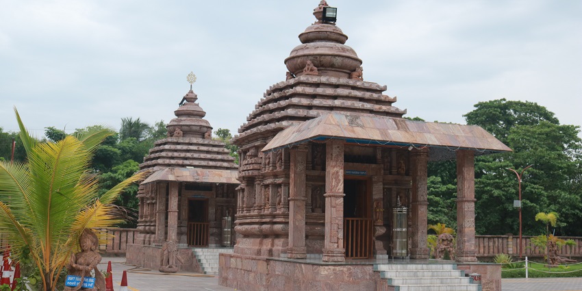 Emami Jagannath Mandir is yet another sacred place to visit near Panchalingeswar Temple.