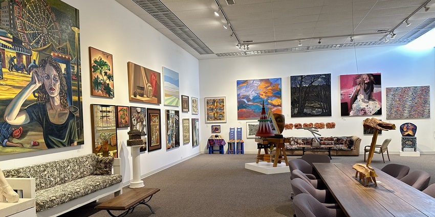 Enjoying exhibitions depicting art is one of the best ways to enjoy nightlife in Vadodara.