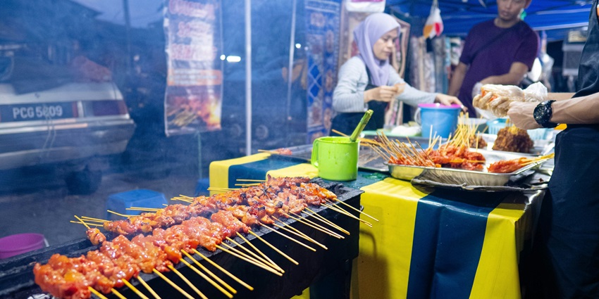 Enjoying local street food is one of the best things to do in Phnom Penh for visitors.