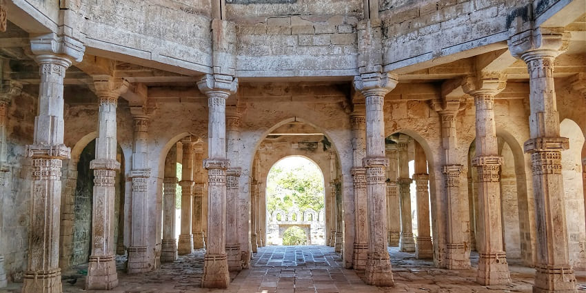 Uperkot Fort is a must-visit site near Junagadh Caves to cherish some panoramic views.
