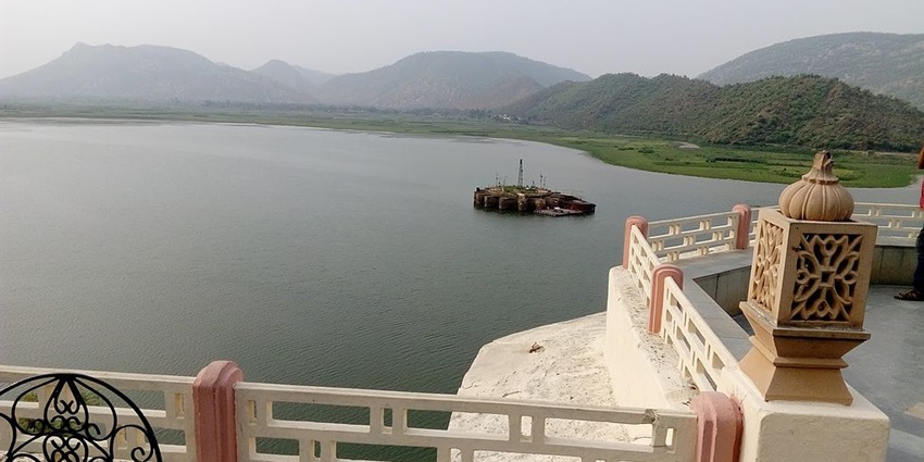 A serene view of Siliserh Lake, surrounded by lush hills, a tranquil retreat, and one of the best places to visit in Alwar.