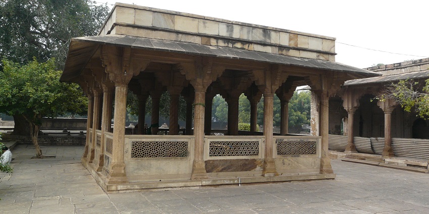 An image of the serene Tomb of Tansen, surrounded by gardens and historic architecture.