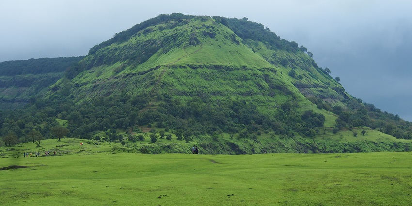 A panoramic view from Garbett Plateau in Maharashtra, India, overlooking Garbett Point.