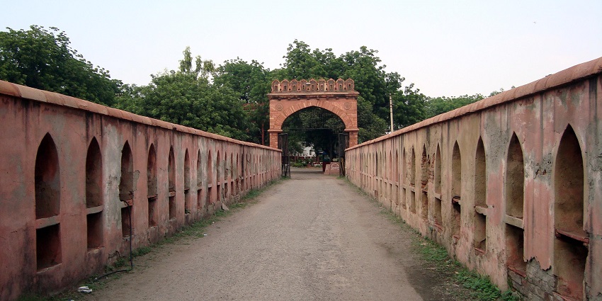 The entrance to the Salimgarh Fort looks spectacular with the surrounding landscape.