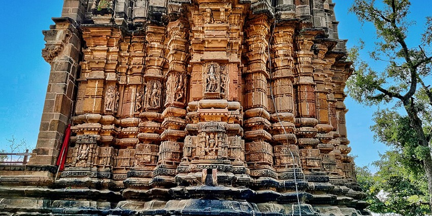 An image of Shiva lingam at Gauri Somnath Temple–one of the best things to do in Omkareshwar.