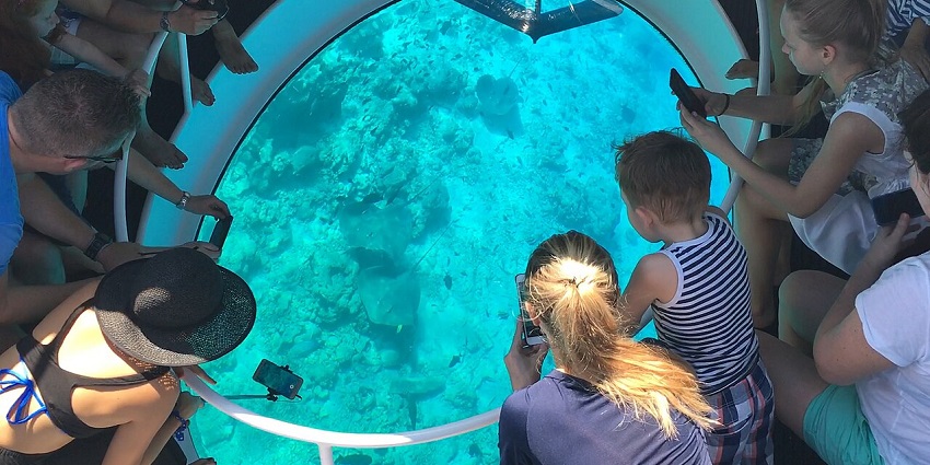 Panoramic bottom glass of the boat.