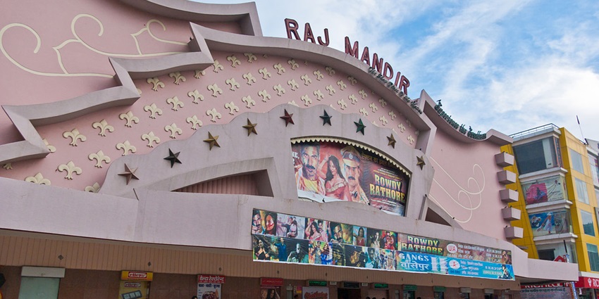 Image of the entrance of Raj Mandir Cinema, a place to enjoy a movie with your partner.