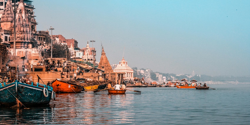 An image of Ahilya Ghat with people relaxing, representing the culture of Maheshwar.