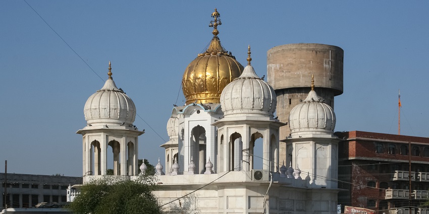 Image of the Gurudwara against the clear blue sky