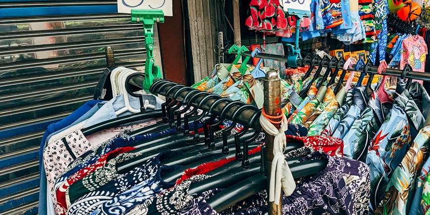 Experience exploring and shopping in the local markets of Ahmedabad for local items.