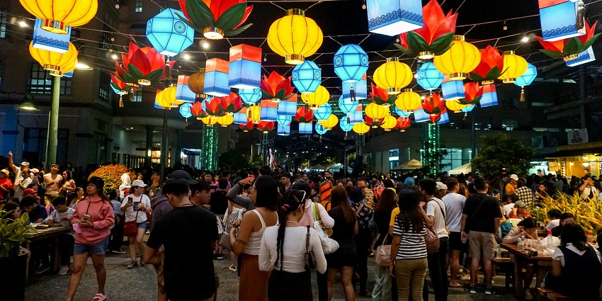 One of the things to do in North Goa is wandering in the night market in Arpora.