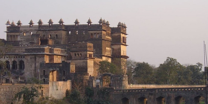 A serene picture capturing the beautiful light show at Orchha Fort Complex–one of the best things to do in Orchha.