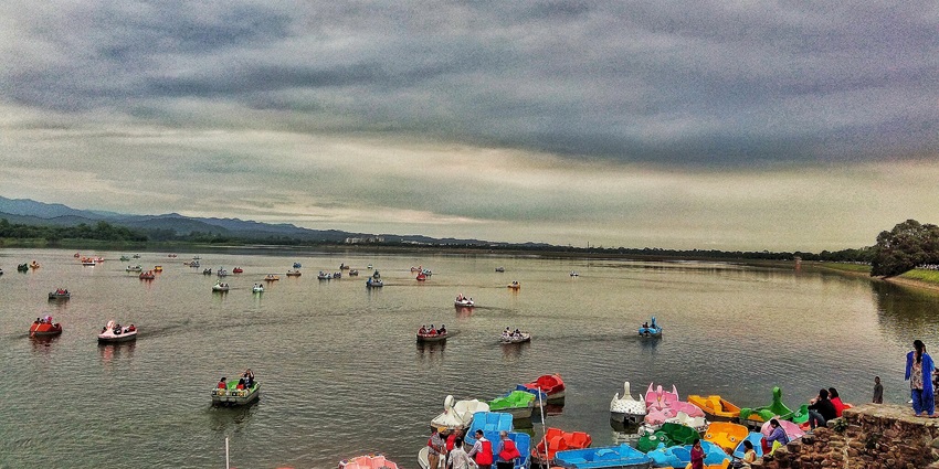 One can experience tranquillity at Sukhna Lake with a boat ride witnessing views.