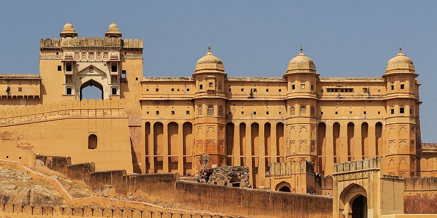 Amer Fort, Jaipur, a majestic hilltop fort with stunning views and rich historical significance.