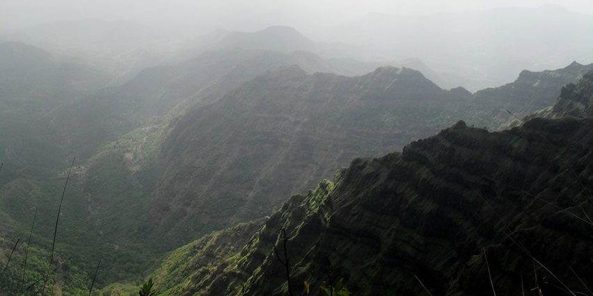 A scenic view from Arthur's Seat, makes visiting this place one of the best things to do in Mahabaleshwar.