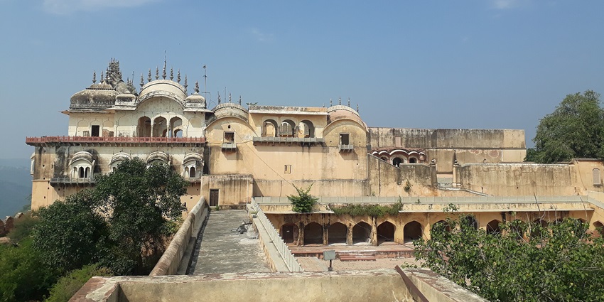 A scenic view of Bala Quila, one of the top things to do in Alwar, offering breathtaking views and historic architecture.