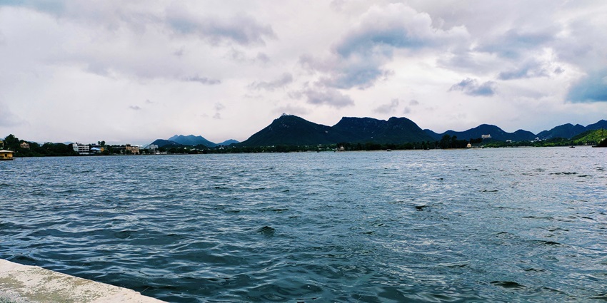 Fateh Sagar Lake in Udaipur, a serene spot for boating and enjoying picturesque lakeside views.