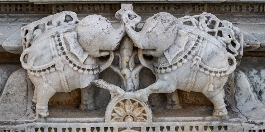 Kankroli Temple by the Rajsamand Lake offers tranquillity and ancient architecture.