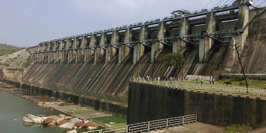 Meja Dam features a lush park for picnics and serene walks, especially in the monsoon.
