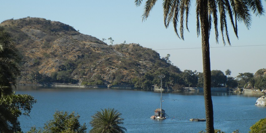 A daytime view of Nakki Lake in Mount Abu, showcasing its serene waters