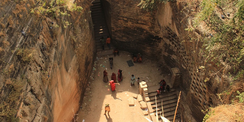Navghan Kuvo is a stepwell located within the complex of the attraction in Junagadh.