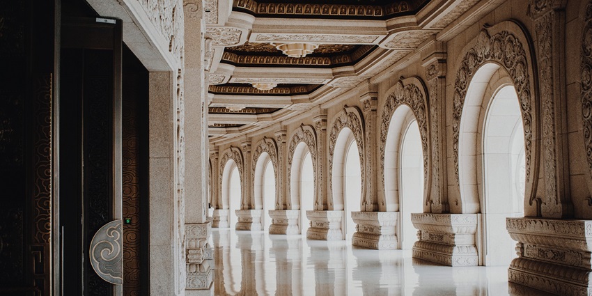 Pathway inside the Phool Mahal Palace, one of the top things to do in Kishangarh for all.