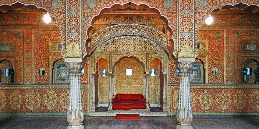 Gulab Rai Ladia Haveli showcases Mandawa's artistic heritage with murals.Exploring this the best Things to Do in Mandawa