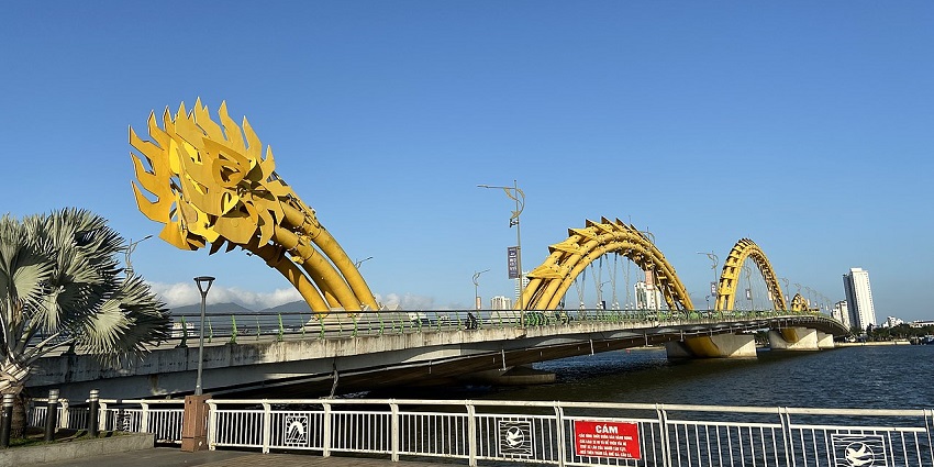 the picture depicting the Dragon Bridge is one of the major things to do in Da Nang.