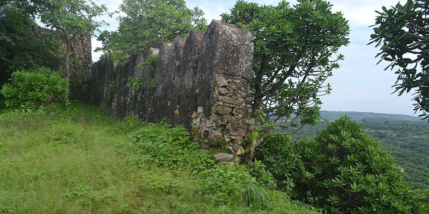 Arjungad Fort is located in an offbeat location and exploring it is an exciting experience.